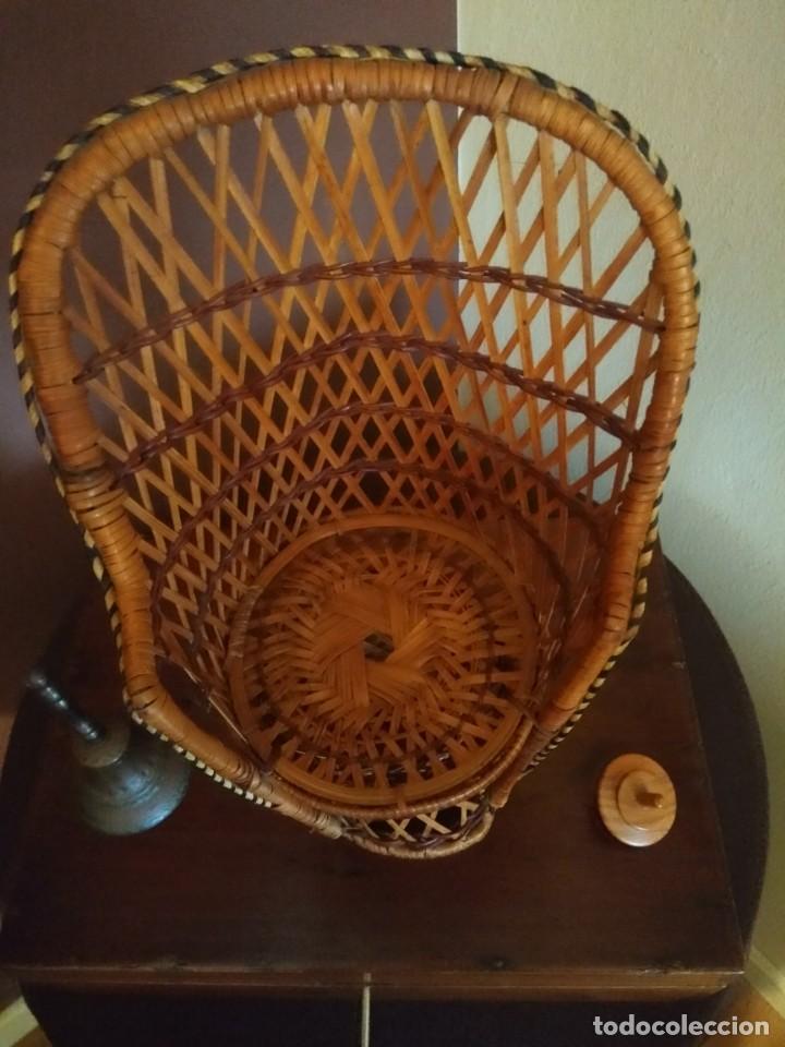 Coleccionismo: Silla miniatura en mimbre (Tipo Enmanuelle) - Foto 5