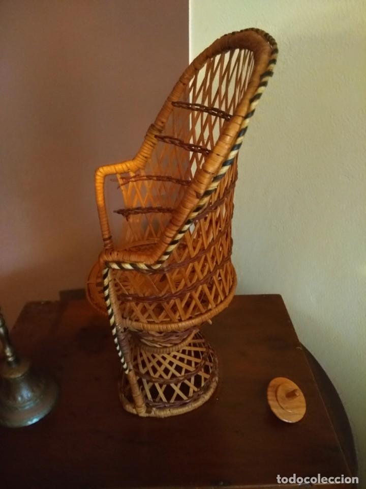 Coleccionismo: Silla miniatura en mimbre (Tipo Enmanuelle) - Foto 6