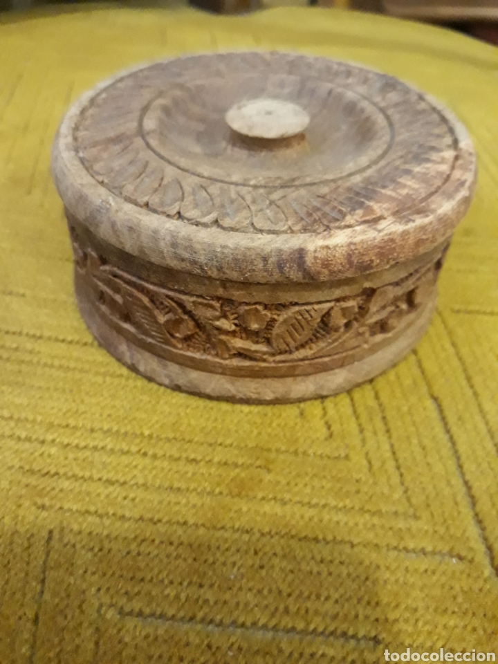 Coleccionismo: Cajita joyero de madera tallada.