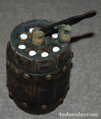 Coleccionismo: BARRIL PRENSA DE MADERA PARA CIGARRILLOS - Foto 1