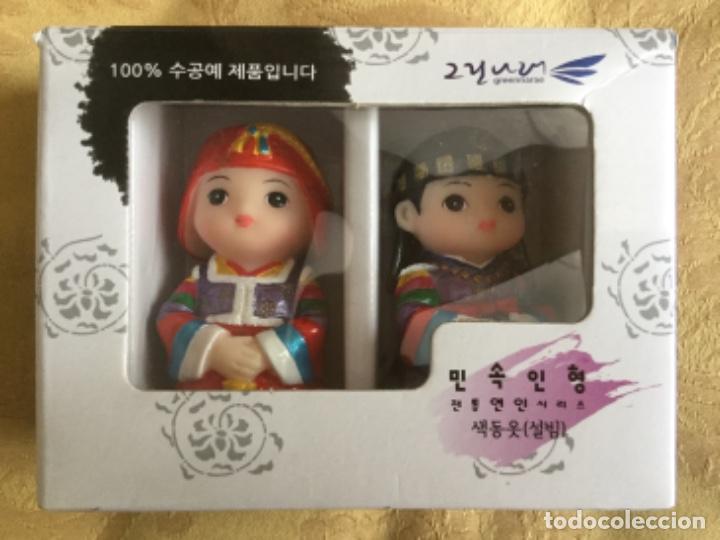Coleccionismo: PAREJA DE MU&Ntilde;ECOS KOREANOS DE COLECCI&Oacute;N DE HISTORIAS DE AMOR