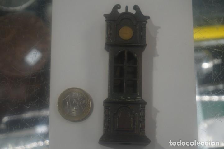 Coleccionismo: ANTIGUO AFILALAPIZ / RELOJ PARED - Foto 1