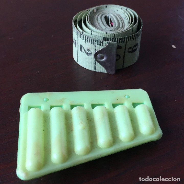 Collezionismo: Una miniatura, dos modelos a elegir un silbato de afilador, y una cinta m&eacute;trica de tela de modista