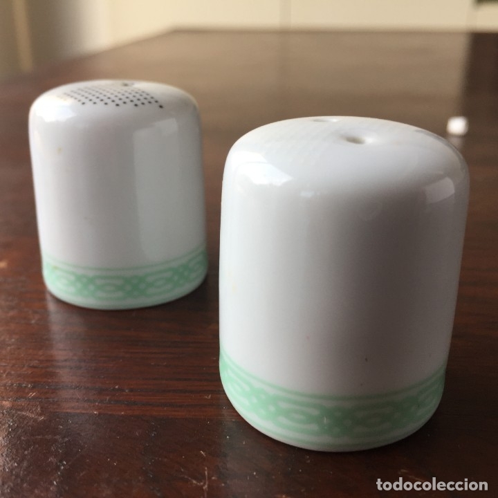 Collezionismo: Juego vintage de miniatura de salero y pimentero en porcelana blanca