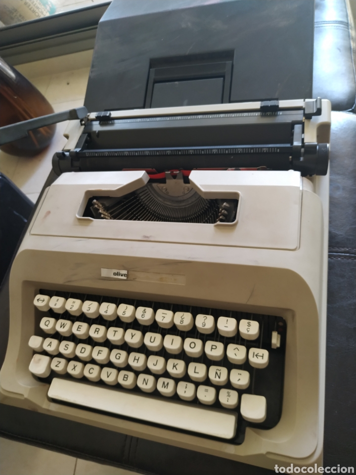 Maquina de escribir Olivetti lettera