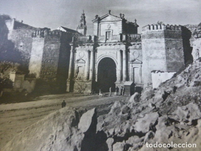 Coleccionismo: CARMONA SEVILLA PUERTA DE CORDOBA ANTIGUA LAMINA HUECOGRABADO A&Ntilde;OS 50