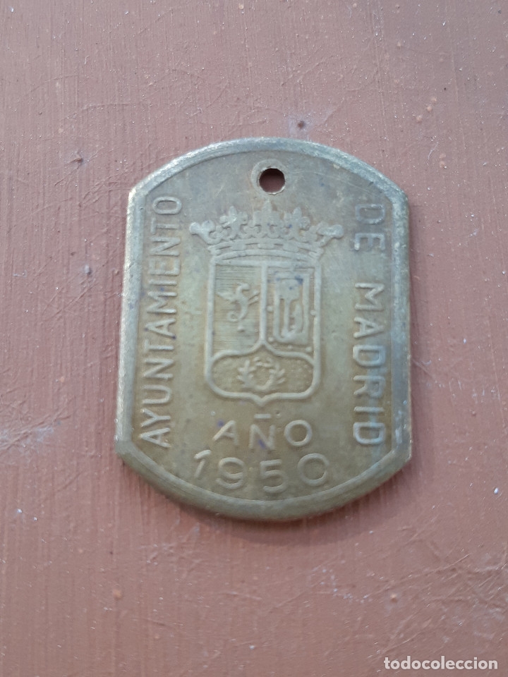 Coleccionismo: Antigua placa arbitrio perros. Ayuntamiento de Madrid (1950)