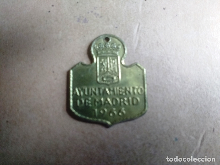 Coleccionismo: CHAPA O PLACA VACUNACION DE PERROS AYUNTAMIENTO DE MADRID A&Ntilde;O 1966