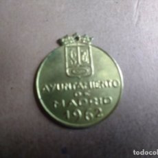 Coleccionismo: CHAPA O PLACA VACUNACION DE PERROS AYUNTAMIENTO DE MADRID AÑO 1962