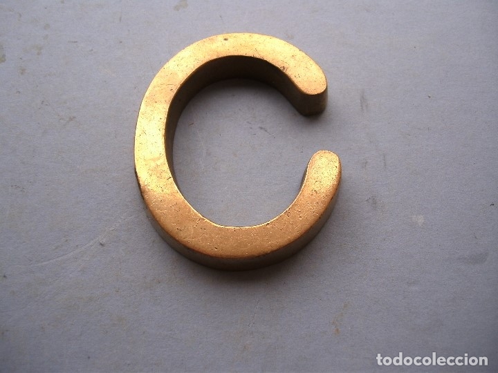 Coleccionismo: letra C maciza de laton 6,5x5,5x1cm aprox