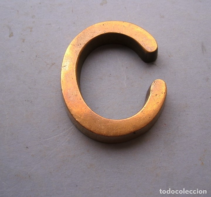 Coleccionismo: letra C maciza de laton 6,5x5,5x1cm aprox