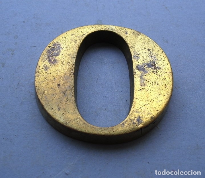 Coleccionismo: letra O maciza de laton 6,2x5,8x1cm aprox
