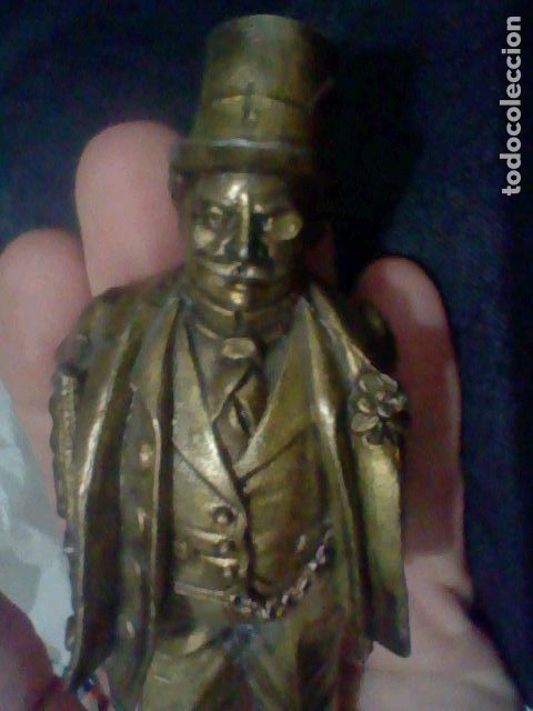 Coleccionismo: FIGURA METAL CABALLERO VICTORIANO SOMBRERO COPA DOBLE CHAQUETA LEER Y FOTOS