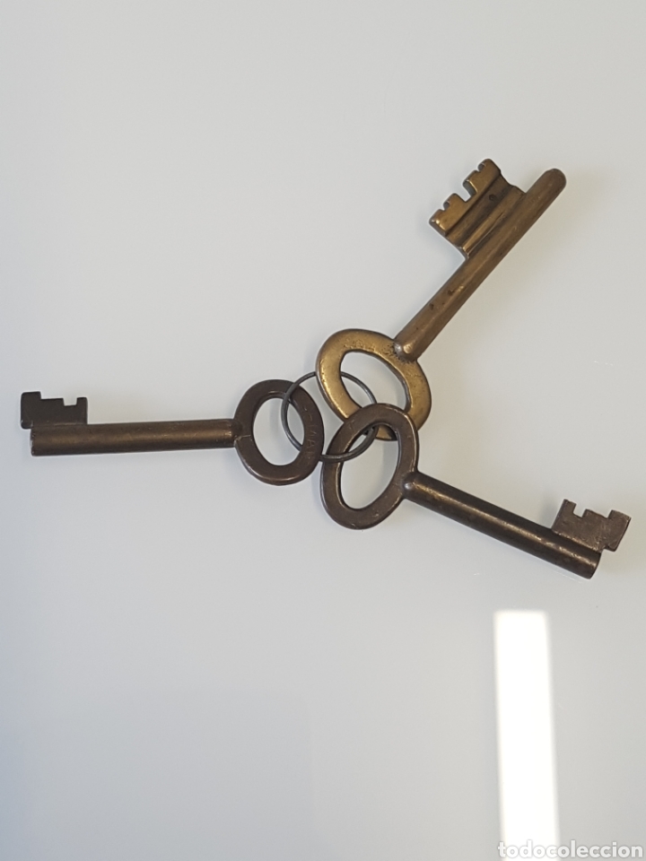 Coleccionismo: Lote de 3 llaves de bronce de ascensor marcadas - Foto 1