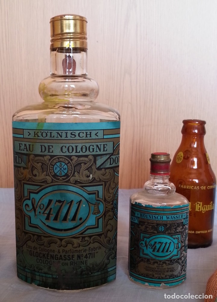 Coleccionismo: Botellas vac&iacute;as de perfumes antiguos. Pareja.