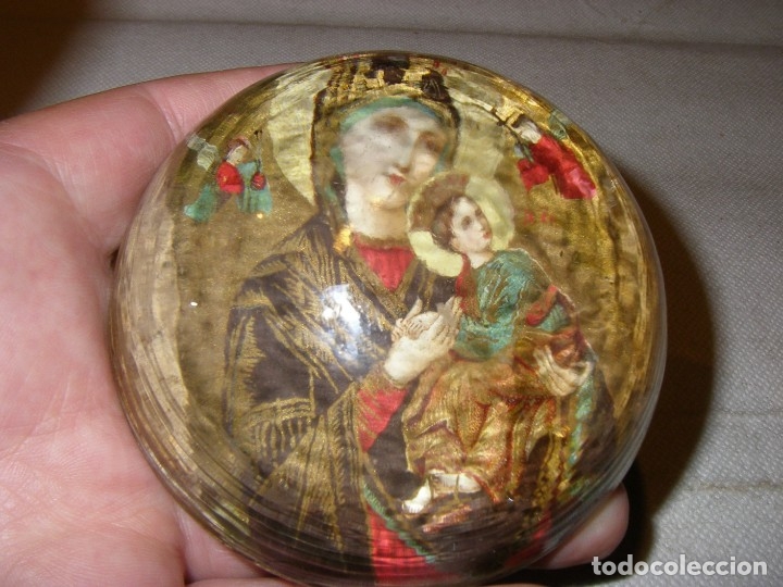 Coleccionismo: Pisapapeles de cristal con fondo de la Virgen y el ni&ntilde;o del Perpetuo Socorro.