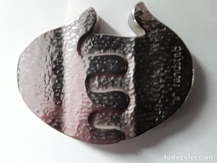 Coleccionismo: Figura, pisapapeles, escultura de metal. En un lateral pone Randstad. Peso: 394 gramos. 10 cm x 8 cm