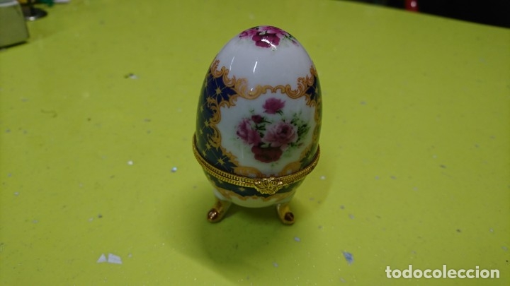 Coleccionismo: JOYERO, PASTILLERO CON FORMA DE HUEVO DE PORCELANA, 8 CM