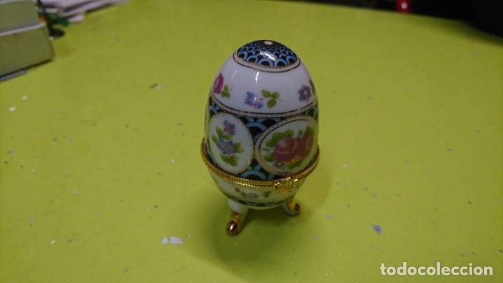 Coleccionismo: JOYERO, PASTILLERO CON FORMA DE HUEVO DE PORCELANA, 8 CM
