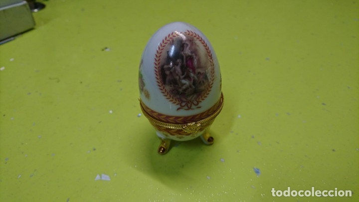 Coleccionismo: JOYERO, PASTILLERO CON FORMA DE HUEVO DE PORCELANA, 8 CM