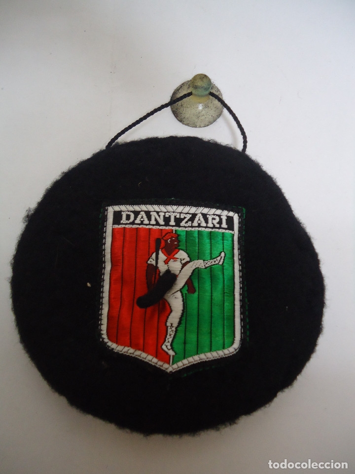 Coleccionismo: FIGURA DE BOINA VASCA CON ESCUDO DE DANTZARI PAR COLGAR DEL CRISTAL DEL COCHE. A&Ntilde;OS 70 --- 6