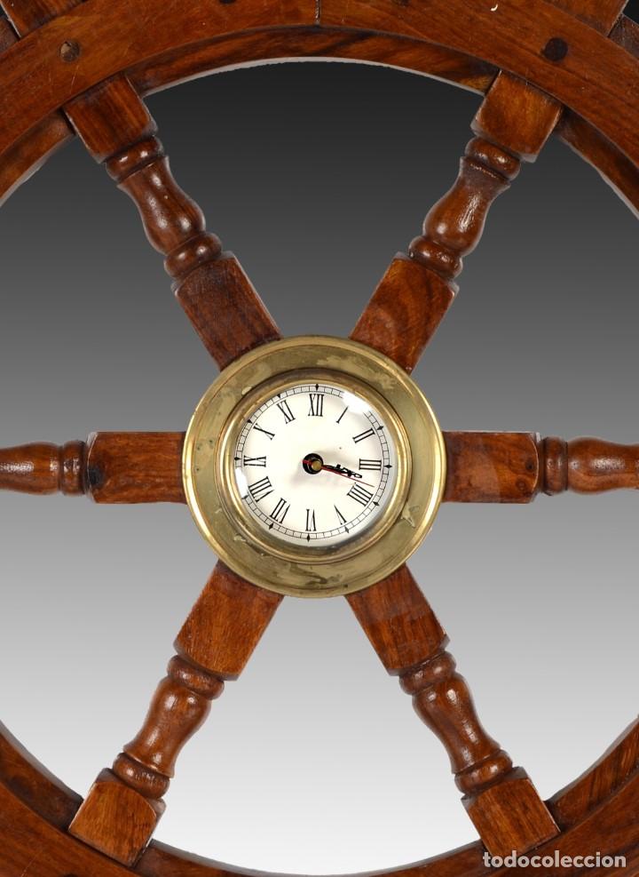 Coleccionismo: Decorativa rueda de tim&oacute;n de madera maciza con reloj. - Foto 3