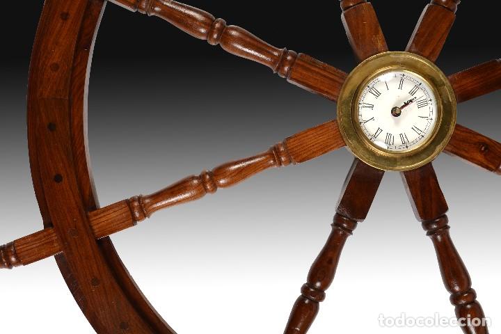Coleccionismo: Rueda de tim&oacute;n de madera con reloj. Objeto decorativo. - Foto 2