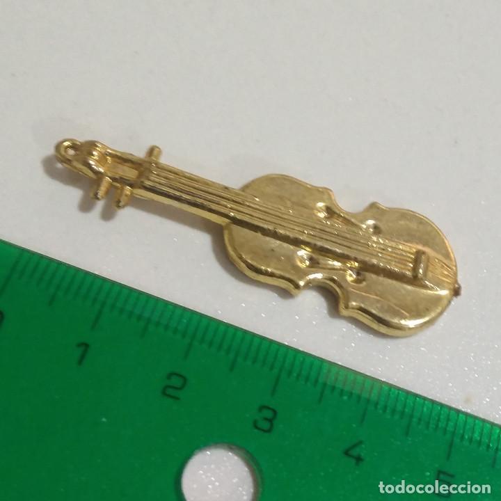 Coleccionismo: violin para figura plastico efecto metal dorada