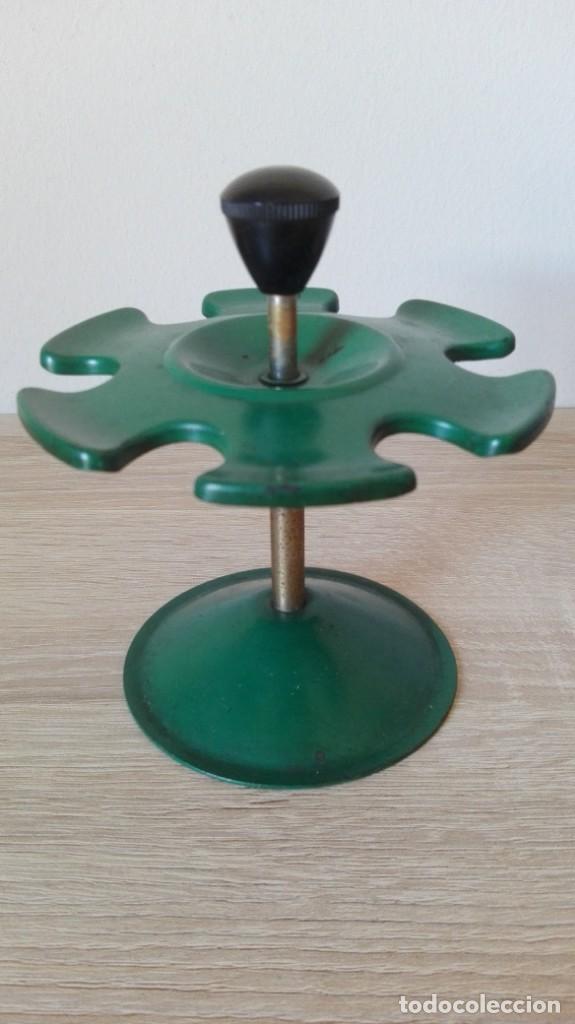 Coleccionismo: ANTIGUO SOPORTE GIRATORIO VERDE PARA SELLOS.A&Ntilde;OS 60-70. SE REGALAN 10 SELLOS MADERA SIN CAUCHO.