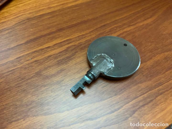 Coleccionismo: RENFE LLAVE ANTIGUA ABRE VAGONES - Foto 2