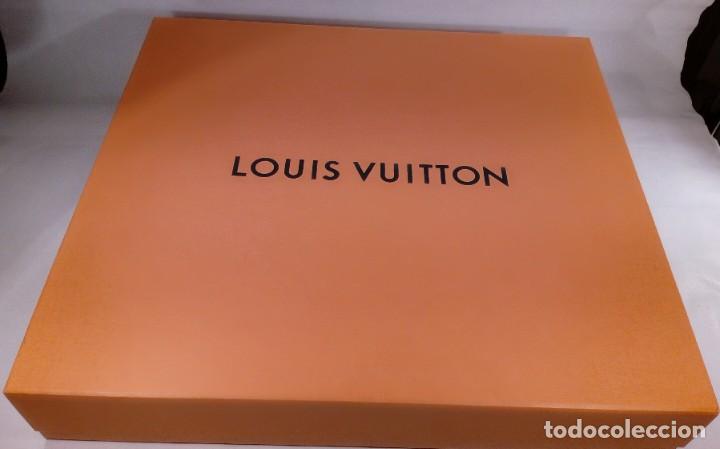 Caja regalo de cartón duro color naranja con anagrama Louis Vuitton y  cierre de imán