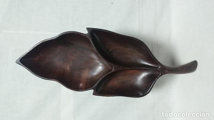 Coleccionismo: EXPLENDIDA BANDEJA EN MADERA DE CAOBA CON FORMA DE HOJA, 42 CM