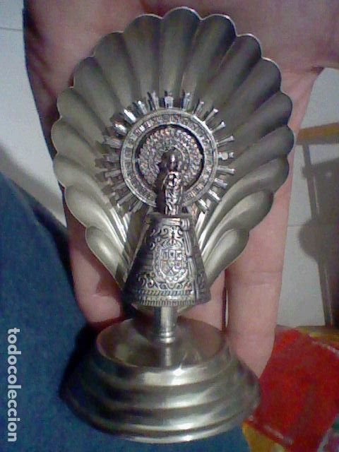 Coleccionismo: VIRGEN PILAR METAL DELANTE CONCHA  EN PEDESTAL 12 CMS ALTO BONITO CONJUNTO