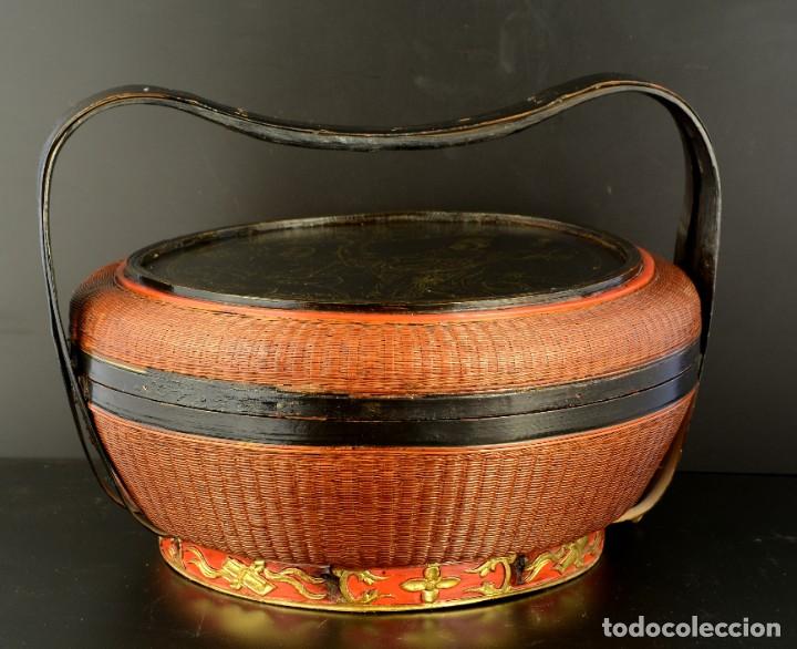 Coleccionismo: Cesta oriental realizada artesanalmente. Fibras vegetales. Hacia 1950.