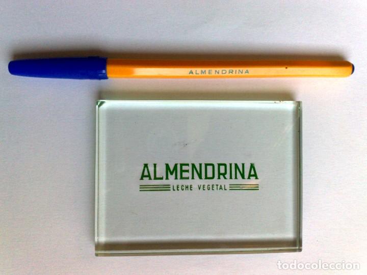 Coleccionismo: PISAPAPELES+BOLIGRAFO DE PUBLICIDAD ALMENDRINA,LECHE VEGETAL DE ALMENDRAS,SIN USAR.