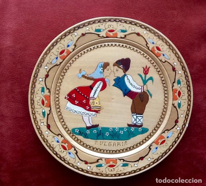 Coleccionismo: PLATO  VINTAGE SOUVENIR DE BULGARIA. MADERA PINTADA. ENVIO INCLUIDO.