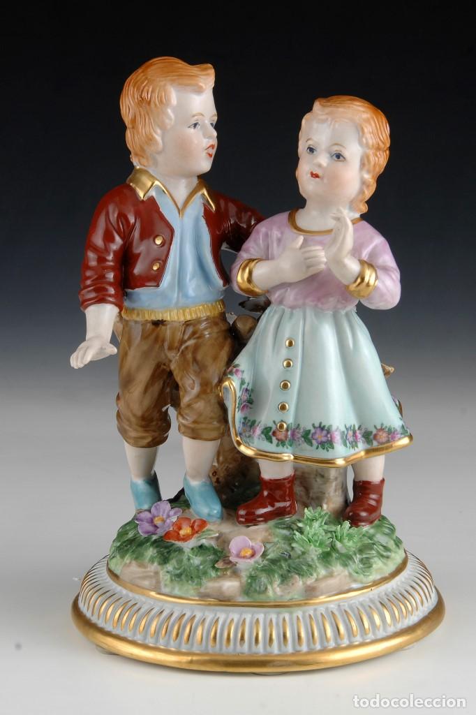 Coleccionismo: Centro de mesa, pareja de ni&ntilde;os. Porcelana esmaltada.