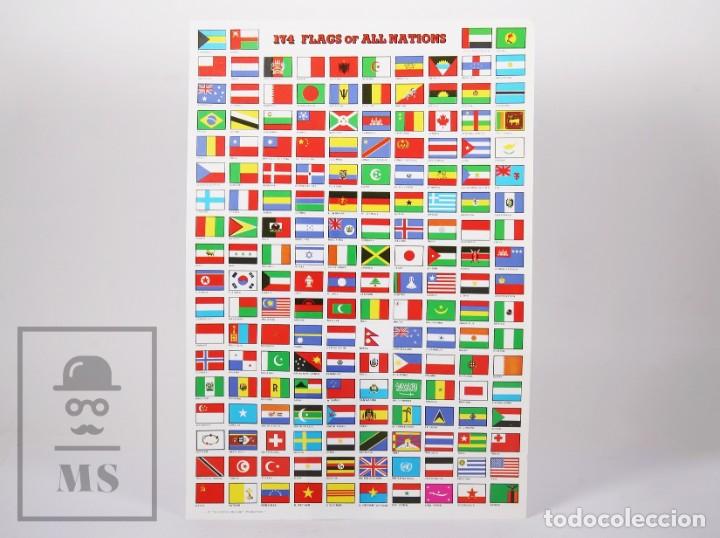 Colecionismo: L&aacute;mina de Papel Engomado con 174 Banderas de Todas las Naciones / Flags Nations - A&ntilde;os 70