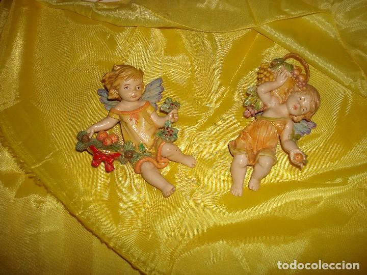 Colecionismo: PAREJA DE ANGELES PINTADOS A MANO. RESINA. 14 CM. (RUBRICA Y SELLO DETRAS)
