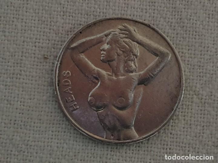Coleccionismo: Ficha/token er&oacute;tico - Heads Tails - MBC - Foto 3