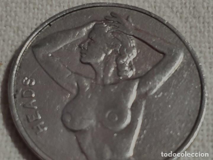 Coleccionismo: Ficha/token er&oacute;tico - Heads Tails - MBC - Foto 5