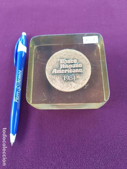 Coleccionismo: PISAPAPELES CON MEDALLA DEL BANCO HISPANO AMERICANO. 1981