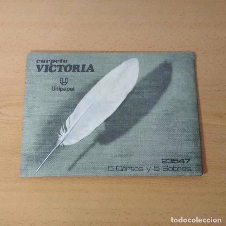 Collecting paper: Carpeta Victoria. 5 cartas y 5 sobres. Modelo 23547. Marca Unipapel.