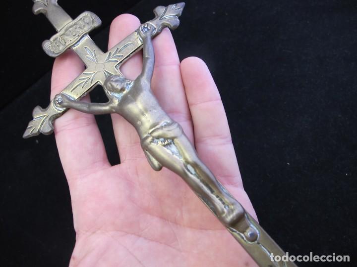 Coleccionismo: CRUZ DE ALTAR DE BRONCE ANTIGUA. - Foto 1