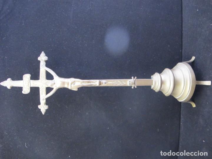 Coleccionismo: CRUZ DE ALTAR DE BRONCE ANTIGUA. - Foto 2