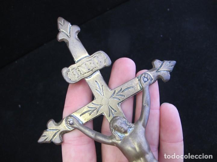 Coleccionismo: CRUZ DE ALTAR DE BRONCE ANTIGUA. - Foto 3