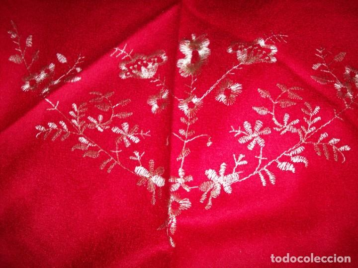 Coleccionismo: manton de manila triangular rojo - Foto 2
