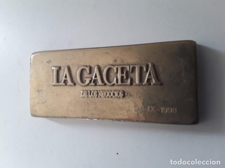 Coleccionismo: Placa pisapapeles bronce publicidad La Gaceta de los Negocios con fecha 24-IX-1998. Peso: 764 gramos