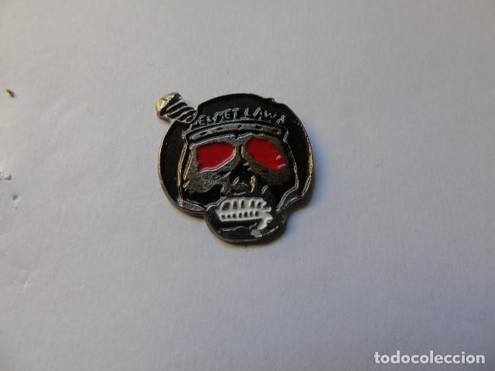 Coleccionismo: PIN CALAVERA HELMET LAWS - Foto 1