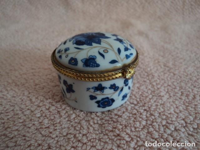 Coleccionismo: PRECIOSO PASTILLERO CAJITA JOYERO EN PORCELANA DIBUJADA Y CON ADORNOS EN METAL DORADO AL ORO